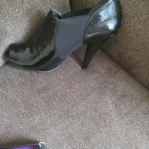 Black heel/booties patent